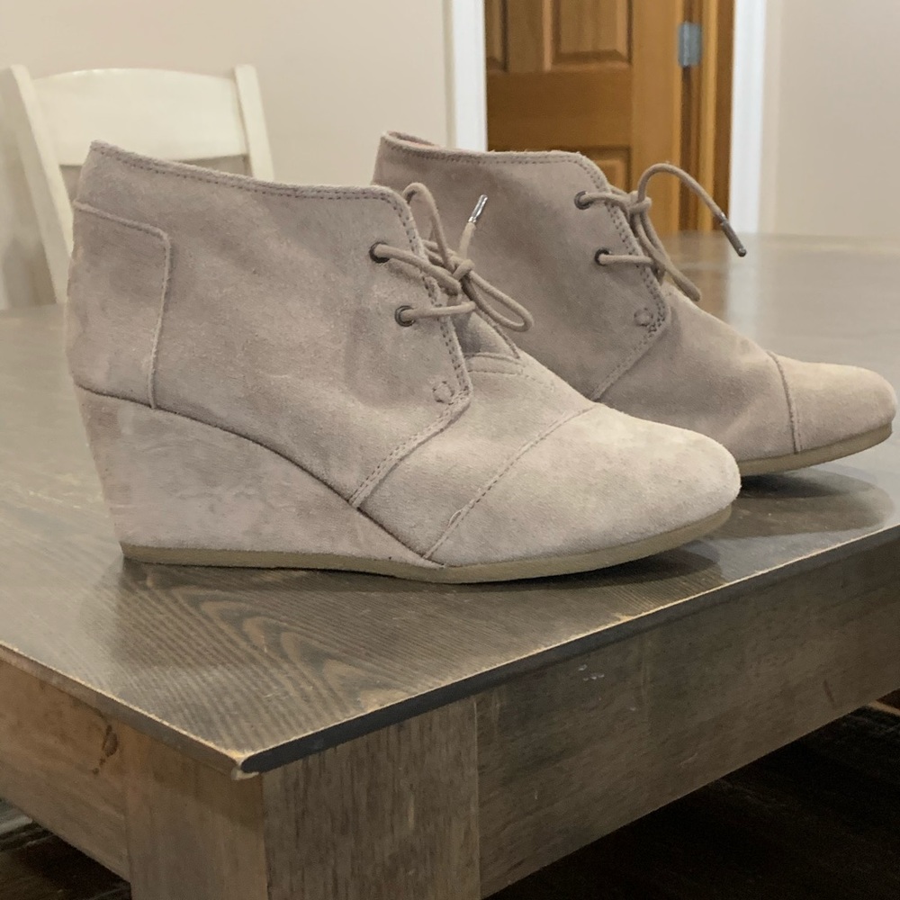 Tom’s wedge booties size 10 in beige.